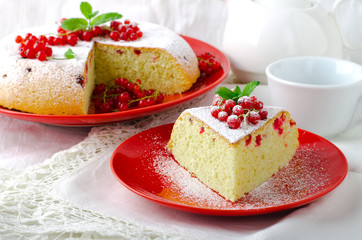 Vanilla sponge cake with fresh red currants