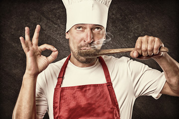 Koch probiert seine Soße