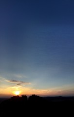 Sonnenuntergang mit hohem Horizont