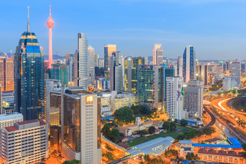 Naklejka premium Kuala Lumpur, Malezja - 14 sierpnia 2016: Kuala Lumpur pejzaż przedstawiający bliźniaczą wieżę Petronas, znany również jako budynek KLCC podczas niebieskiej godziny od szczytu Regalia Residence Kuala Lumpur, Malezja.