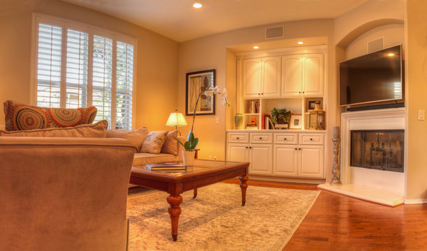 Irvine, CA, USA – August 19, 2016: Living Room With A Sofa, Coffee Table, Lamp, Recessed Lighting, Wood Floors And Feng Shui Decor. 