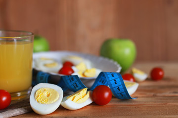 breakfast tomato egg wooden background