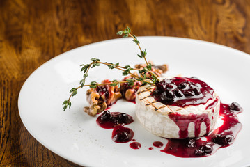 Grilled brie cheese with cranberry jam