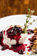 Grilled brie cheese with cranberry jam