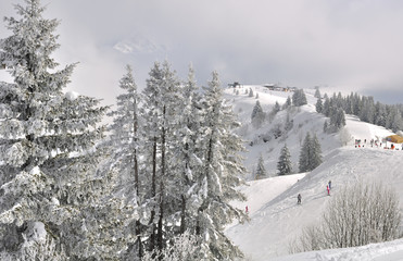 pistes de ski sous les nuages 