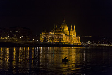 Fototapeta na wymiar Budapest Dunabe night, palace