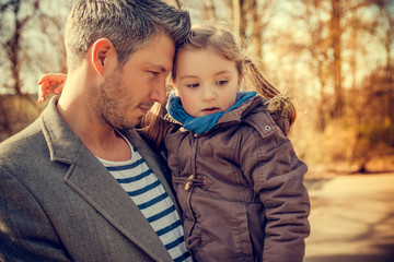 vater mit tochter im herbst beim ausflug