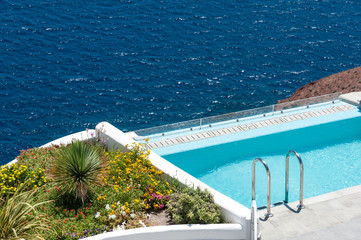 Fototapeta premium Beautiful pool over the sea of Santorini