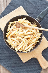 Schupfnudeln mit Sauerkraut in der Pfanne