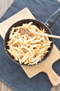 Schupfnudeln mit Sauerkraut in der Pfanne