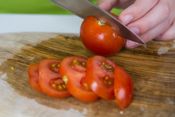 frische tomaten in scheiben schneiden