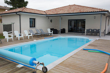 External view of a contemporary house with pool