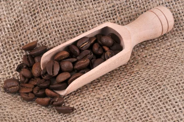 Dekokissen Kleine Holzschaufel Kaffeebohnen auf Sackleinen © Richard Villalon
