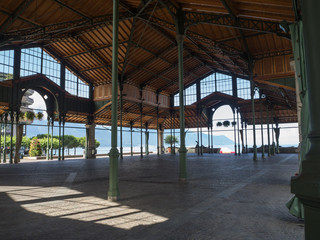 Estación de pasajeros con sol y sombra  en Montreux, Suiza en verano de 2016
