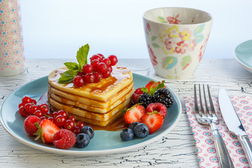 Pancakes in Herzform mit Waldbeeren und Karamel Soße