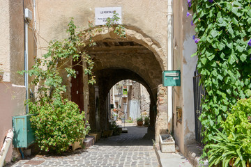 Fototapeta na wymiar Rue de Roquebrune sur Argens dans le var