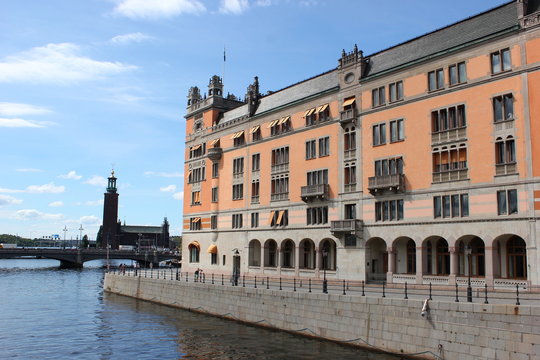 Rathaus und historisches Gebäude in der Altstadt von Stockholm (Schweden)
