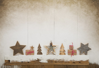 Vintage Weihnachten Holz Hintergrund mit Geschenke in rot weiß kariert und selbstgeschnitzen...