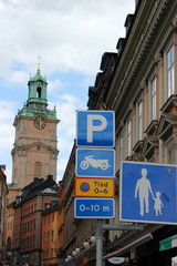 Fototapeta na wymiar Verkehrszeichen in der Altstadt von Stockholm vor der Nikolaikirche (Storkyrkan)