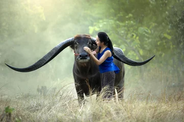 Papier Peint photo autocollant Buffle Woman with a buffalo