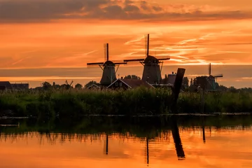 Poster Im Rahmen Sonnenuntergang mit Windmühlen und Wasser © pvdwal
