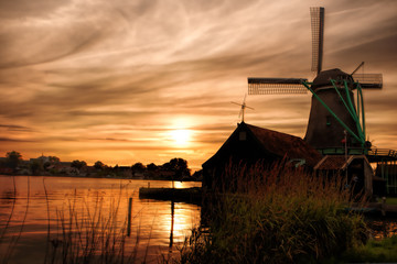 zonsondergang achter molen