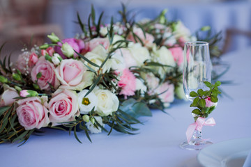 Obraz na płótnie Canvas beautiful glasses of champagne and wine, wedding decor, celebration, close-up