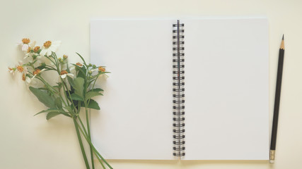 Naklejka premium Notepad with pencil and grass flower