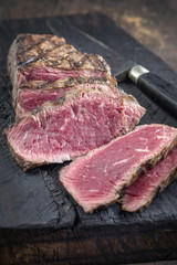 Barbecue Roast Beef auf verbrannten Holz