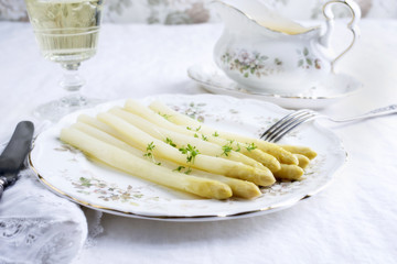 Weißer Spargel auf Teller