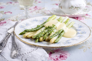 Weißer und grüner Spargel auf Teller