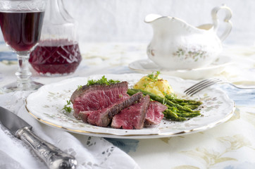 Hüftsteak mit grünen Spargel und Kartoffelpüree
