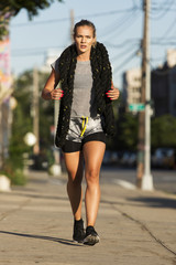 Obraz premium Fitness girl exercising with ropes on the street