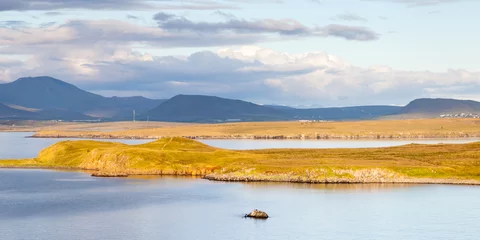 Reykjavik-Landschaft. Der Blick über den Hafen von Reykjavik in Island. Im Hintergrund ist das vulkanische Gebirge Esja zu sehen. © ATGImages