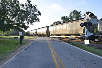 Obraz premium Railroad crossing signal and tracin