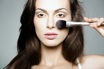 Obraz premium pretty woman with makeup brush