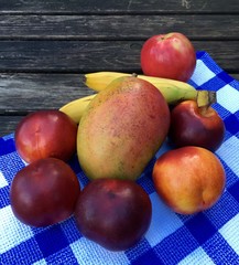 Fototapeta na wymiar Frisches Obst mit Nektarinen, Äpfeln und Weintrauben