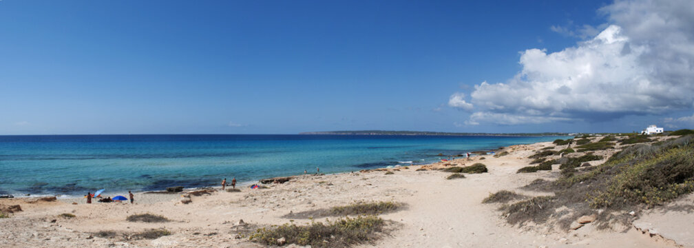 Formentera, Isole Baleari: l'acqua trasparente della spiaggia di Migjorn, la spiaggia di Mezzogiorno, il 4 settembre 2010