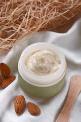 crema idratante alla mandorla