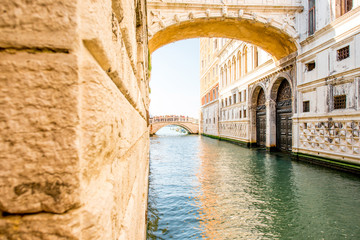 Naklejka premium Water canal with famous bridge of Sights near Doges palace in Venice