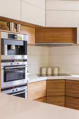 Elegance hand in hand with practical kitchen solutions