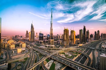 Fotobehang Skyline van Dubai met prachtige stad dicht bij de drukste snelweg voor verkeer © eranda