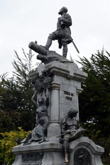 Obraz premium A monument to Fernando Magellan in Punta arenas.