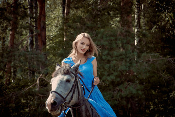 Horseback riding in the hunting grounds in linen clothes from fashion designers.