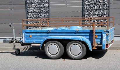 PKW-Anhänger aus Metall in blau mit rostiger Ladungssicherung - 118841415