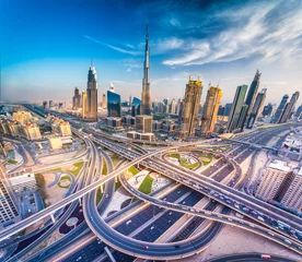 Foto auf Acrylglas Burj Khalifa Skyline von Dubai mit schöner Stadt in der Nähe der verkehrsreichsten Autobahn