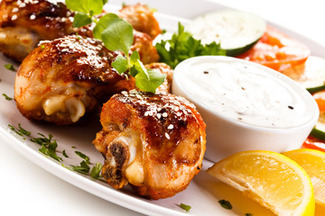 Grilled chicken drumsticks and vegetables 