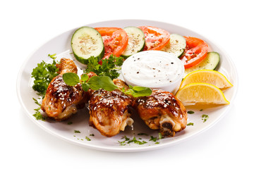 Grilled chicken drumsticks and vegetables 