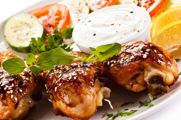 Grilled chicken drumsticks and vegetables 