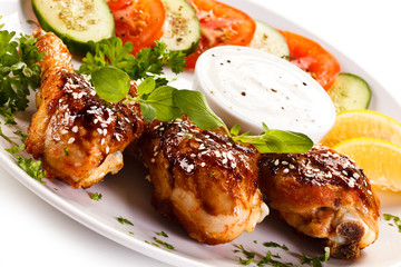 Grilled chicken drumsticks and vegetables 
